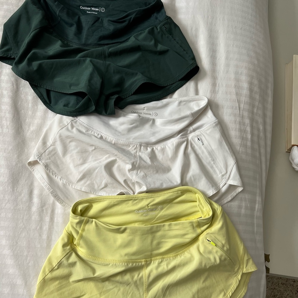 Outdoor Voices 3 pair of The Exercise 2.5" Short
Size small. pristine condition